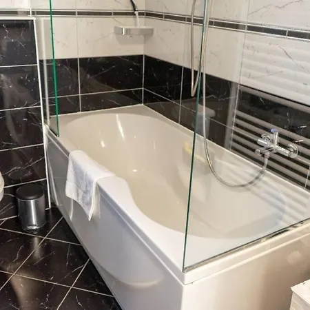 فيلة Sunny Valley