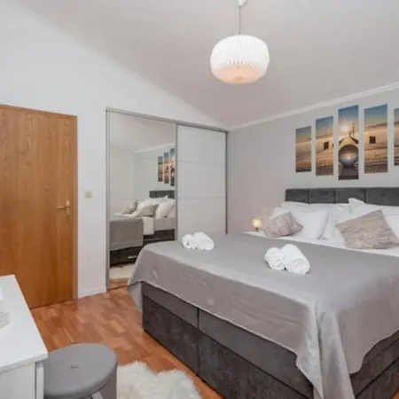 فيلة Sunny Valley