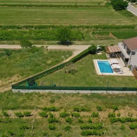 فيلة Sunny Valley