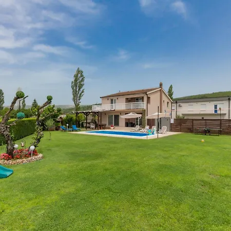 Sunny Valley فيلة *