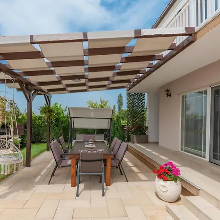 فيلة Sunny Valley *