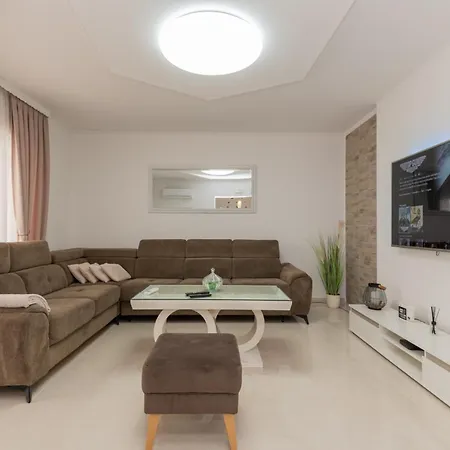 Sunny Valley فيلة