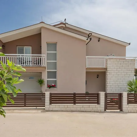 فيلة Sunny Valley