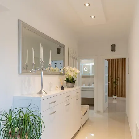 Sunny Valley فيلة